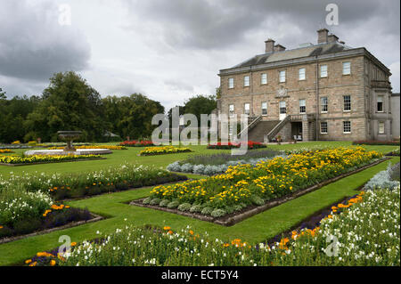 La recherche à travers les jardins à l'avant de Haddo House sur un jour gris et couvert Banque D'Images