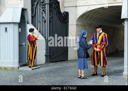 Garde Suisse pontificale de parler avec une femme en face de la porte du Vatican Banque D'Images