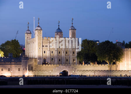 Londres 20 Août 2013 : la Tour de Londres est éclairée la nuit Banque D'Images