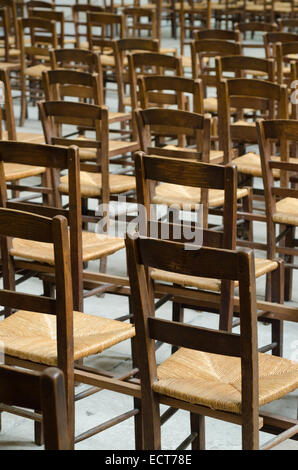 Des rangées de fauteuils usés dans une église à Paris, France Banque D'Images