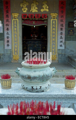 L'encens dans les urnes ornées à l'extérieur du temple bouddhiste, Yuk hui sur Cheung Chau island, hong kong. Banque D'Images