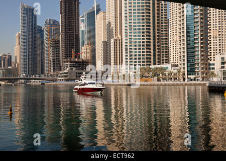 Yacht et le gratte-ciel de Dubai Marina, Dubaï, Émirats arabes unis, en Asie Banque D'Images