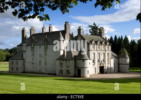 La belle scottish maison-tour de Leith Hall construit en 1650 avec ses tours et tourelles baigné de soleil de fin d'été Banque D'Images