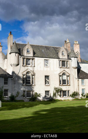 La belle scottish maison-tour de Leith Hall construit en 1650 avec ses tours et tourelles baigné de soleil de fin d'été Banque D'Images