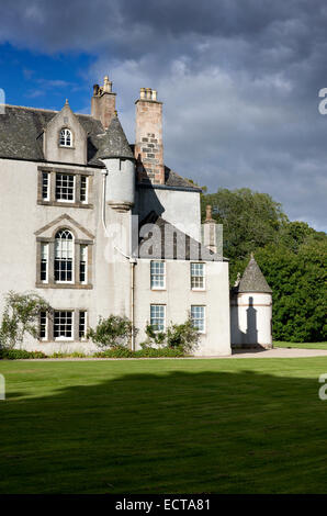 La belle scottish maison-tour de Leith Hall construit en 1650 avec ses tours et tourelles baigné de soleil de fin d'été Banque D'Images