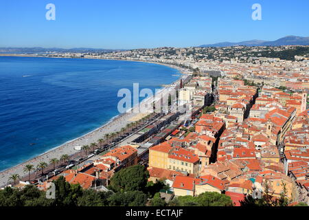 Vue d'en haut au-dessus du toit de la vieille ville de Nice et de la Promenade des Anglais. Banque D'Images