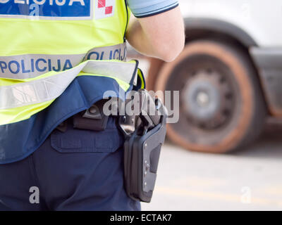 Officier de police dans la Veste haute visibilité, le trafic de contrôle vue arrière Banque D'Images