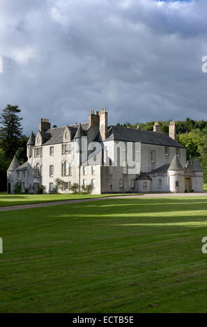 La belle scottish maison-tour de Leith Hall construit en 1650 avec ses tours et tourelles baigné de soleil de fin d'été Banque D'Images