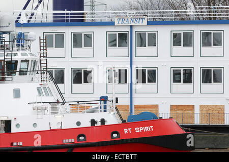 Hambourg, Allemagne. Dec 19, 2014. Le dortoir navire 'transit', l'hébergement de réfugiés à partir de janvier sur, repose sur un ponton à la Trave ports dans le port de Hambourg, Allemagne, 19 décembre 2014. Cet après-midi, le navire est censé être tiré sur le ponton et être portées à son accostage au port intérieur de Hambourg. Le navire pourra accueillir 224 réfugiés à max. PHOTO : BODO MARKS/dpa/Alamy Live News Banque D'Images