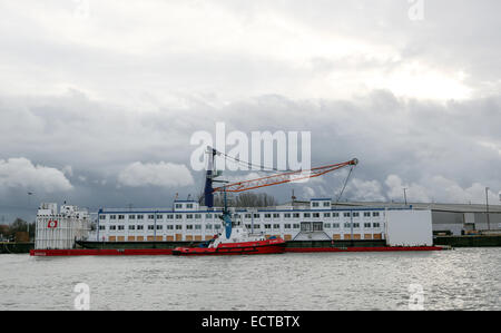 Hambourg, Allemagne. Dec 19, 2014. Le dortoir navire 'transit', l'hébergement de réfugiés à partir de janvier sur, repose sur un ponton à la Trave ports dans le port de Hambourg, Allemagne, 19 décembre 2014. Cet après-midi, le navire est censé être tiré sur le ponton et être portées à son accostage au port intérieur de Hambourg. Le navire pourra accueillir 224 réfugiés à max. PHOTO : BODO MARKS/dpa/Alamy Live News Banque D'Images