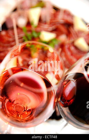 Rose rouge et verre de vin à l'épicerie fine Banque D'Images