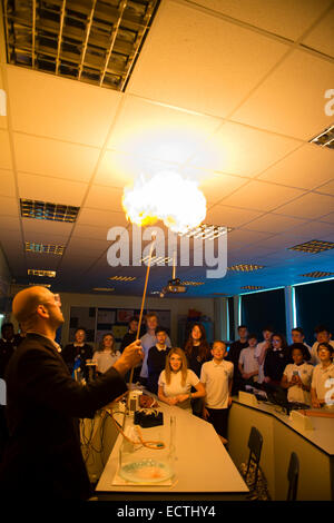 L'enseignement des sciences à l'école secondaire de Galles UK : un homme de sciences démontrant l'allumage des bulles de gaz dans un laboratoire de chimie en classe classe leçon Banque D'Images