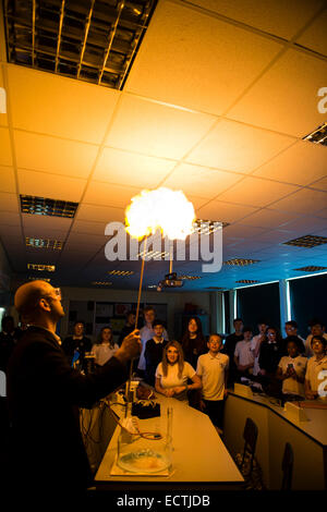 L'enseignement des sciences à l'école secondaire de Galles UK : un homme de sciences démontrant l'allumage des bulles de gaz dans un laboratoire de chimie en classe classe leçon Banque D'Images