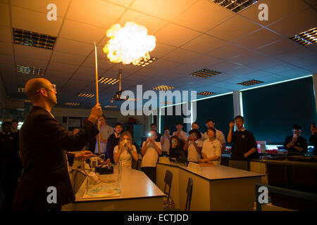 L'enseignement des sciences à l'école secondaire de Galles UK : un homme de sciences démontrant l'allumage des bulles de gaz dans une leçon de chimie classe classe laboratoire laboratoire Banque D'Images