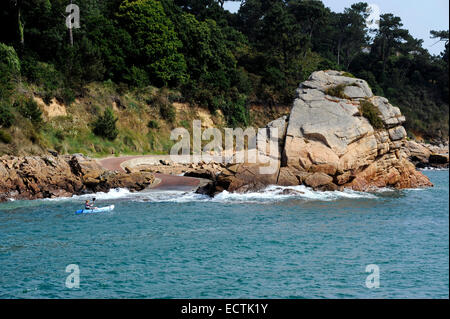 Kayak de mer,Ile de Bréhat, côte de granit rose, Côtes-d'Armor, Bretagne, France Banque D'Images