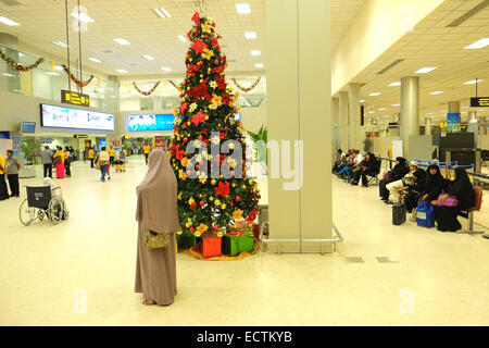 Arbre de Noël à la salle de départ et l'Aéroport International de Colombo Bandaranaike, Colombo, Sri Lanka.,Asia,Asiatique, Banque D'Images