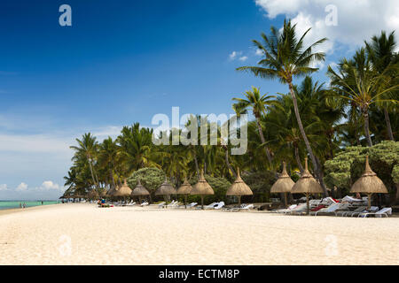 L'Ile Maurice, Flic en Flac, idyllique de sable blanc bordées de palmiers au tropical beach resort La Pirogue Banque D'Images