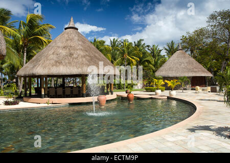 L'Ile Maurice, Flic en Flac, La Pirogue Hotel salle à manger dans jardin d'eau Banque D'Images