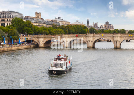 Paris, France - 07 août 2014 : les touristes sur le bateau de plaisance va près du Pont Neuf, le plus vieux pont de pierre sur la Seine Banque D'Images