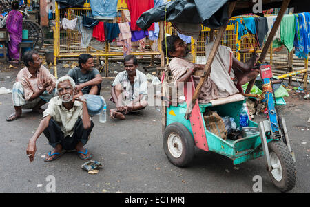 Demander l'Aumône près de mendiants le temple hindou le 17 août 2011 à Kalighat, Kolkata, Inde. Banque D'Images