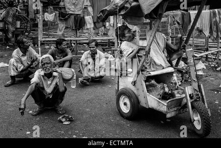 Demander l'Aumône près de mendiants le temple hindou le 17 août 2011 à Kalighat, Kolkata, Inde. Banque D'Images