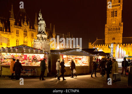 Marché de Noël de Bruges de nuit, la Grand-Place, le centre-ville de Bruges, Belgique, Europe Banque D'Images