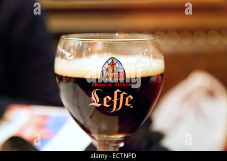 Un verre de Leffe bière belge, Bruges, Belgique, Banque D'Images