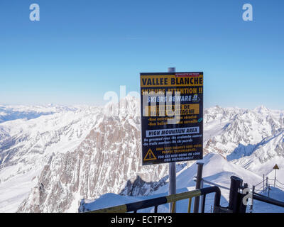 Panneau d'avertissement pour les skieurs en route vers Vallée Blanche sur l'Aiguille du Midi dans les Alpes. Chamonix-Mont-Blanc, Rhône-Alpes, France Banque D'Images