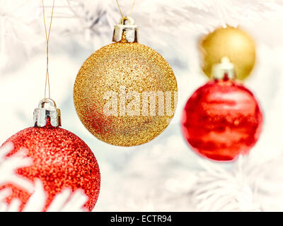 Boules rouges et or décore l'arbre de Noël blanc - teinté vintage Banque D'Images