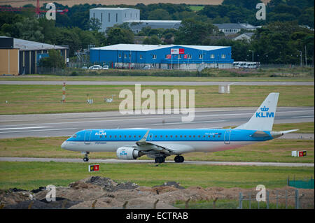 Embraer 190 KLM Cityhopper (ERJ-190-100STD STD) prépare à quitter l'aéroport d'Aberdeen pour Scipol/ Amsterdam 9373 SCO. Banque D'Images