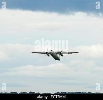 Au départ Widerøe vol de retour vers la Norvège d'Aberdeen Dyce est ce Dash 8 Bombardier DHC-8-311Q. 9374 SCO Banque D'Images