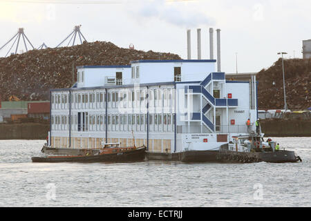 Hambourg, Allemagne. Dec 19, 2014. Le dortoir navire 'Transit, ' prévue pour accueillir des réfugiés à partir de janvier 2015, se déplace dans le port de Hambourg, Allemagne, 19 décembre 2014. Les 110 mètres de long navire pourra accueillir un maximum de 224 réfugiés. PHOTO : BODO MARKS/dpa/Alamy Live News Banque D'Images