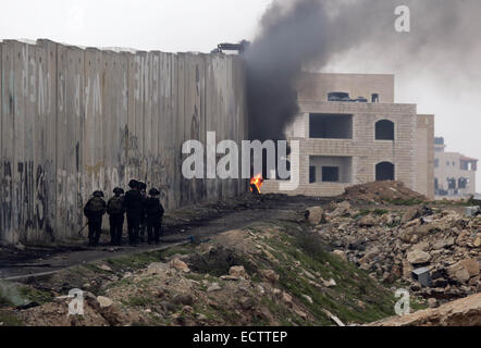 Ramallah, Cisjordanie, territoire palestinien. Dec 19, 2014. Les membres des forces de sécurité israéliennes prendre position au cours d'affrontements à la suite d'une manifestation contre les colonies israéliennes au poste de contrôle de Qalandiya près de la ville de Ramallah, en Cisjordanie, le 19 décembre 2014. Un haut responsable palestinien, Ziad Abu Ein, décédé plus tôt ce mois-ci dans une confrontation avec les troupes israéliennes dans la région de Turmus Aya pendant une marche de protestation contre l'settlementst Muhesen Amren Crédit : Images/APA/ZUMA/Alamy Fil Live News Banque D'Images