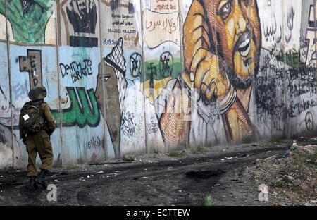 Ramallah, Cisjordanie, territoire palestinien. Dec 19, 2014. Membre de forces de sécurité israéliennes prend position au cours d'affrontements à la suite d'une manifestation contre les colonies israéliennes au poste de contrôle de Qalandiya près de la ville de Ramallah, en Cisjordanie, le 19 décembre 2014. Un haut responsable palestinien, Ziad Abu Ein, décédé plus tôt ce mois-ci dans une confrontation avec les troupes israéliennes dans la région de Turmus Aya pendant une marche de protestation contre l'settlementst Muhesen Amren Crédit : Images/APA/ZUMA/Alamy Fil Live News Banque D'Images