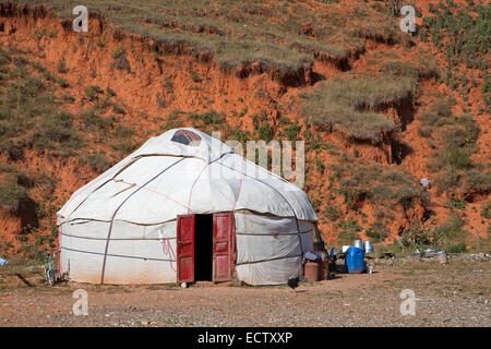 Yourte kirghize, d'été temporaire habitation nomade dans les montagnes de la province de SST, le Kirghizistan Banque D'Images