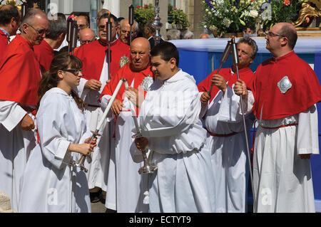 L'assemblée annuelle de Notre Dame du Mont Carmel procession part de l'Église italienne à Clerkenwell. Banque D'Images