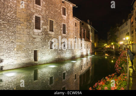 Le Palais de l'Isle château dans la vieille ville, Annecy, France, illuminé la nuit avec reflet dans la rivière Thiou Banque D'Images