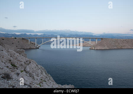 Pag Croatie coucher du soleil l'eau de mer pont velebit razanac Banque D'Images