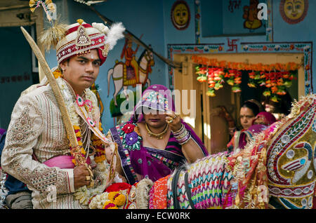 Le marié vivant sa maison mère au cours de cérémonie de mariage ,Ajmer, Rajasthan, Inde Banque D'Images