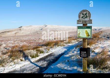 National Trust signe sur le Pennine Way, chemin Bleaklow colline derrière. Espérons que Woodlands Moor, près de Glossop, Derbyshire, Angleterre, RU Banque D'Images