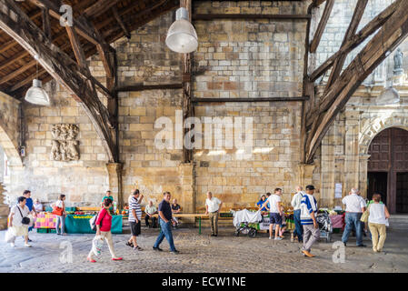 Dimanche marché local en vertu de Santa María de Uribarri plus grande église hall couverts en Europe. Durango, Gascogne, Pays Basque, Espagne Banque D'Images