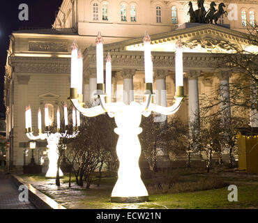 Moscou - le 24 décembre 2013 : - allumage des lampes de rue pour fêtes de Noël et du Nouvel An près de Big (théâtre Bolchoï). Banque D'Images