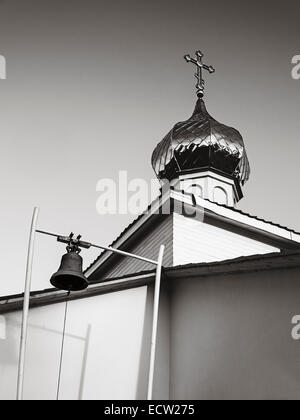 Dôme d'église orthodoxe avec croix et cloche monochrome Banque D'Images