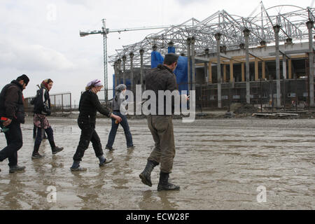 Le retour au travail des travailleurs sur le chantier de construction de la 'Akhmat Arena stade de la capitale tchétchène Grozny, Russie. Le bâtiment a été utilisé pour la première fois en mai 2011. Banque D'Images