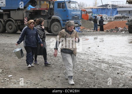 Les travailleurs de la construction de l'emplacement de l 'Akhmat Arena stade de la capitale tchétchène Grozny, Russie. Le bâtiment a été utilisé pour la première fois en mai 2011. Banque D'Images