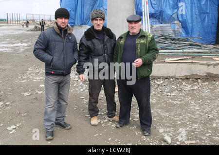 Les travailleurs de la construction de l'emplacement de l 'Akhmat Arena stade de la capitale tchétchène Grozny, Russie. Le bâtiment a été utilisé pour la première fois en mai 2011. Banque D'Images