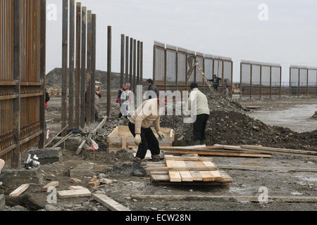 Les travailleurs de la construction de l'emplacement de l 'Akhmat Arena stade de la capitale tchétchène Grozny, Russie. Le bâtiment a été utilisé pour la première fois en mai 2011. Banque D'Images