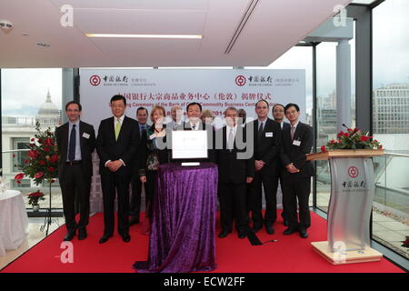 Londres, Royaume-Uni. Dec 19, 2014. Liu Xiaoming(2L), l'ambassadeur de Chine au Royaume-Uni et Yue Yi(C, avant), le vice-président exécutif de la Banque de Chine (BOC) assister à la cérémonie de lancement à Londres, Grande-Bretagne, le 18 décembre, 2014. Banque de Chine a annoncé d'établir un centre d'affaires des produits de base à Londres, jeudi. © Xinhua/Alamy Live News Banque D'Images