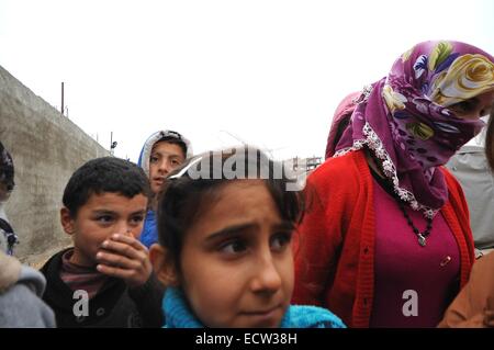 Suruc, Turquie. Dec 19, 2014. Les villes de tentes dans Suruc Turquie près de la frontière syrienne ont connu une augmentation du nombre de réfugiés à la recherche d'un abri. Beaucoup vivent dans des bâtiments abandonnés autour de la frontière et sont maintenant dans les camps à l'approche de l'hiver. Environ 400 000 personnes ont fui la Syrie Kobani passant en Turquie après l'État islamique ont attaqué en octobre. © Gail Orenstein/ZUMA/Alamy Fil Live News Banque D'Images