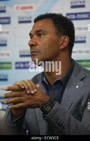 Formateur néerlandais Ruud Gullit après un match avec le FC Zenit de Saint-Petersbourg au stade de football Terek dans la capitale tchétchène Gr Banque D'Images